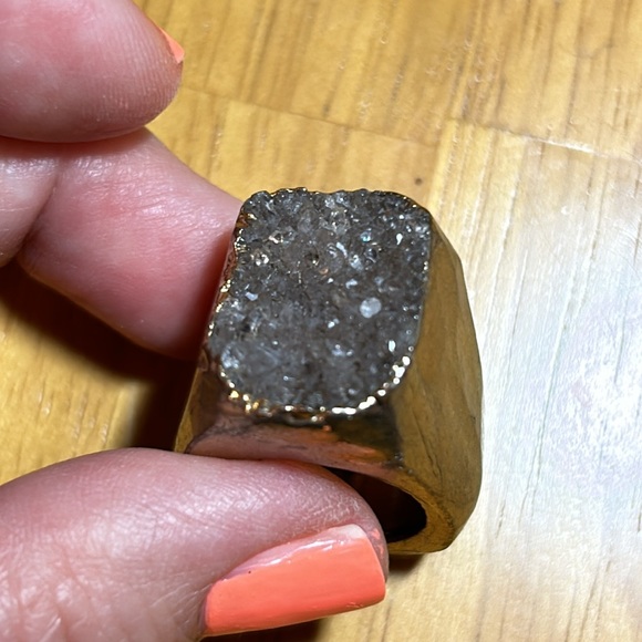 Beautiful chunky costume jewelry ring size 7 Gold colored w/ grayish faux stone - Picture 4 of 8
